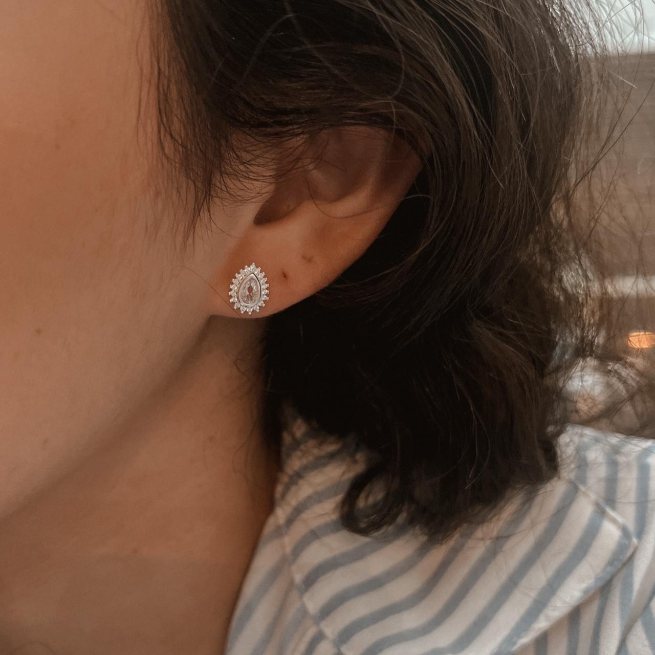 Brinco gota com pedras