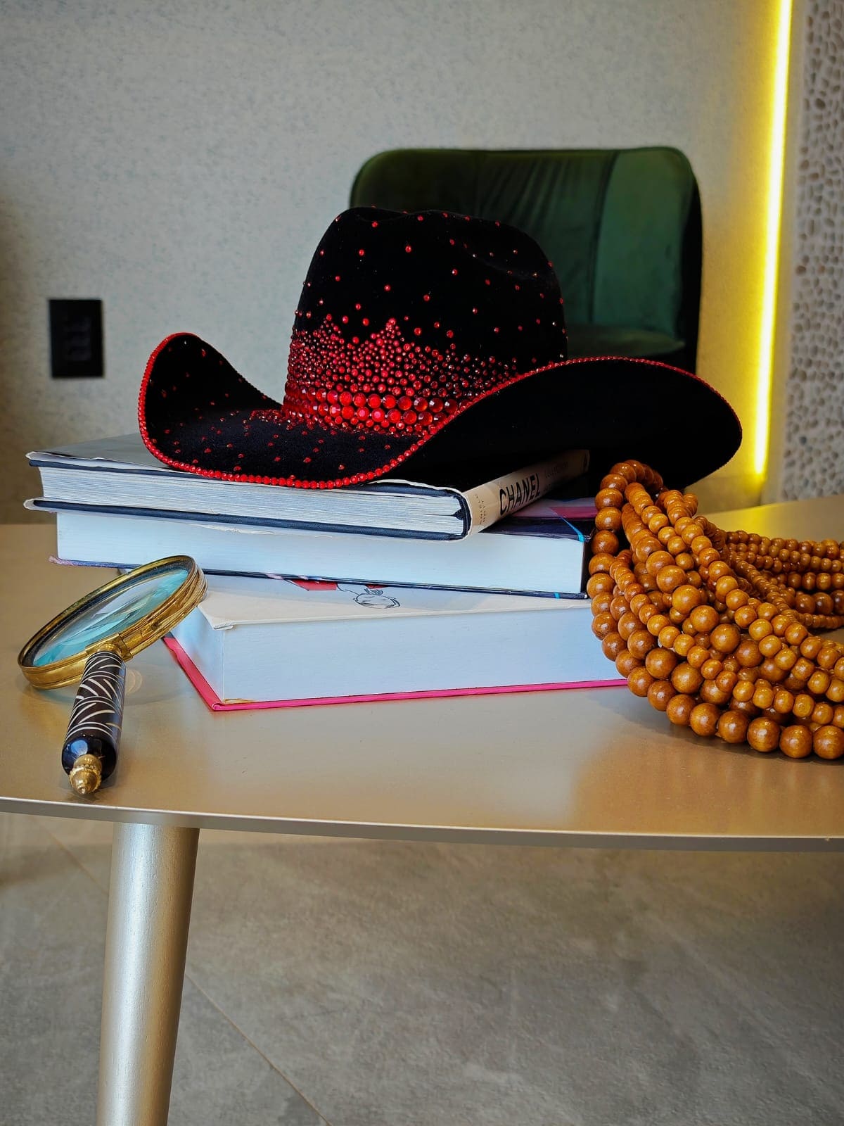 Chapéu Preto em Pedras Vermelhas