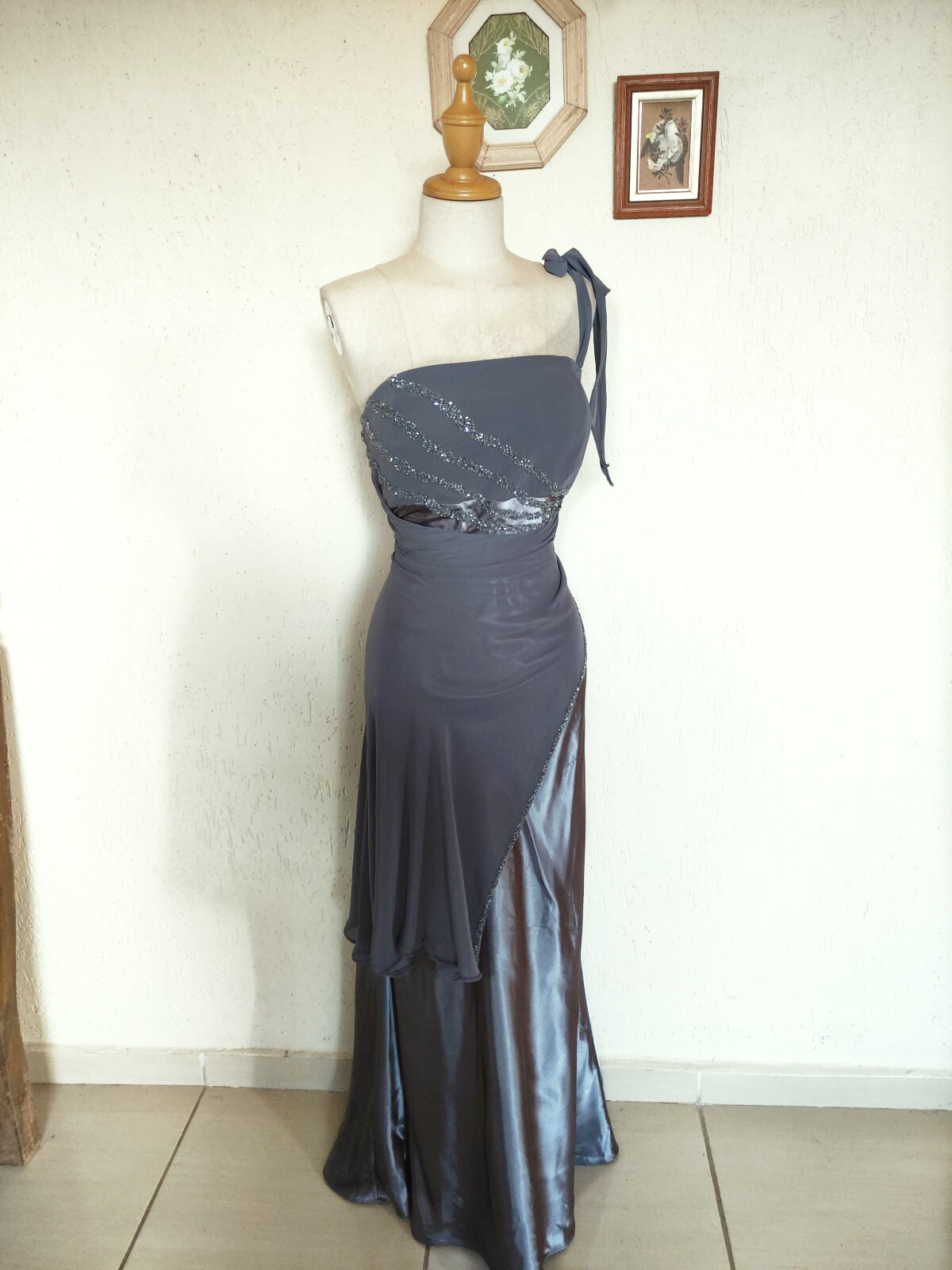 Vestido festa longo cinza de uma alça bordado - G