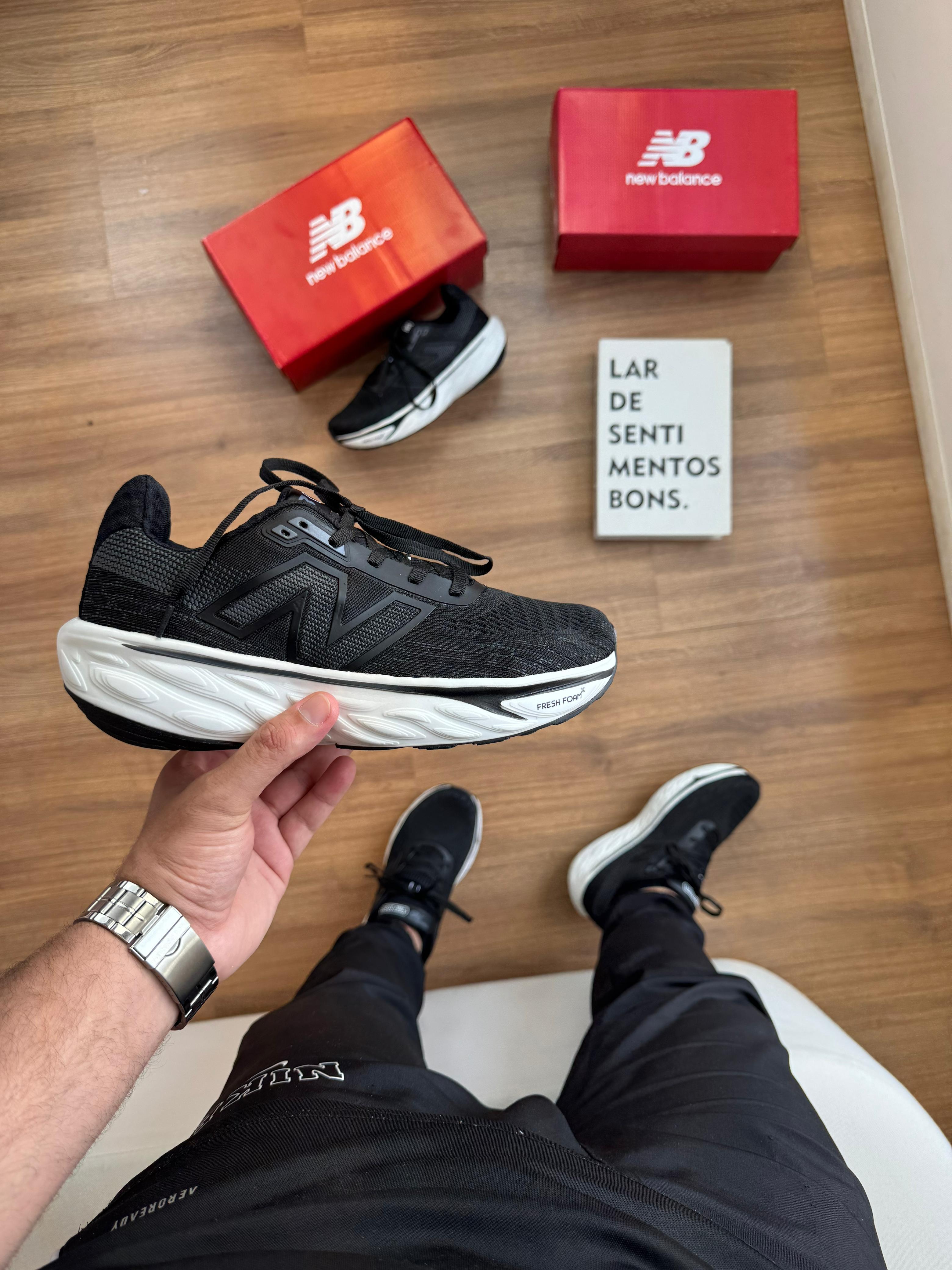 Tênis New Balance Fresh Foam 1080 Masculino Preto e Branco   Conforto e Amortecimento Extremo