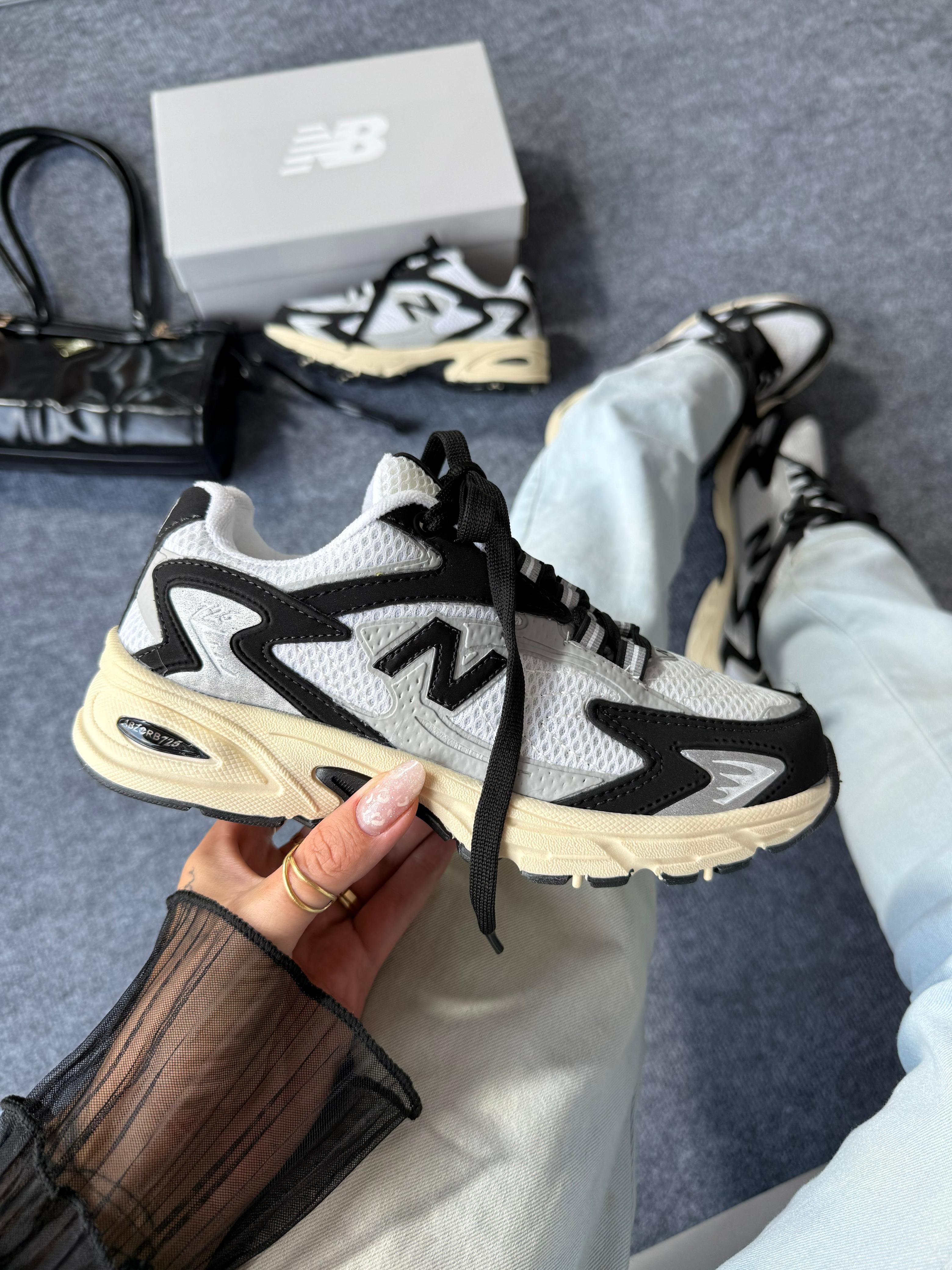 Tênis New Balance 725 Feminino Branco, Cinza e Preto   Conforto, Amortecimento e Estilo Urbano Retrô