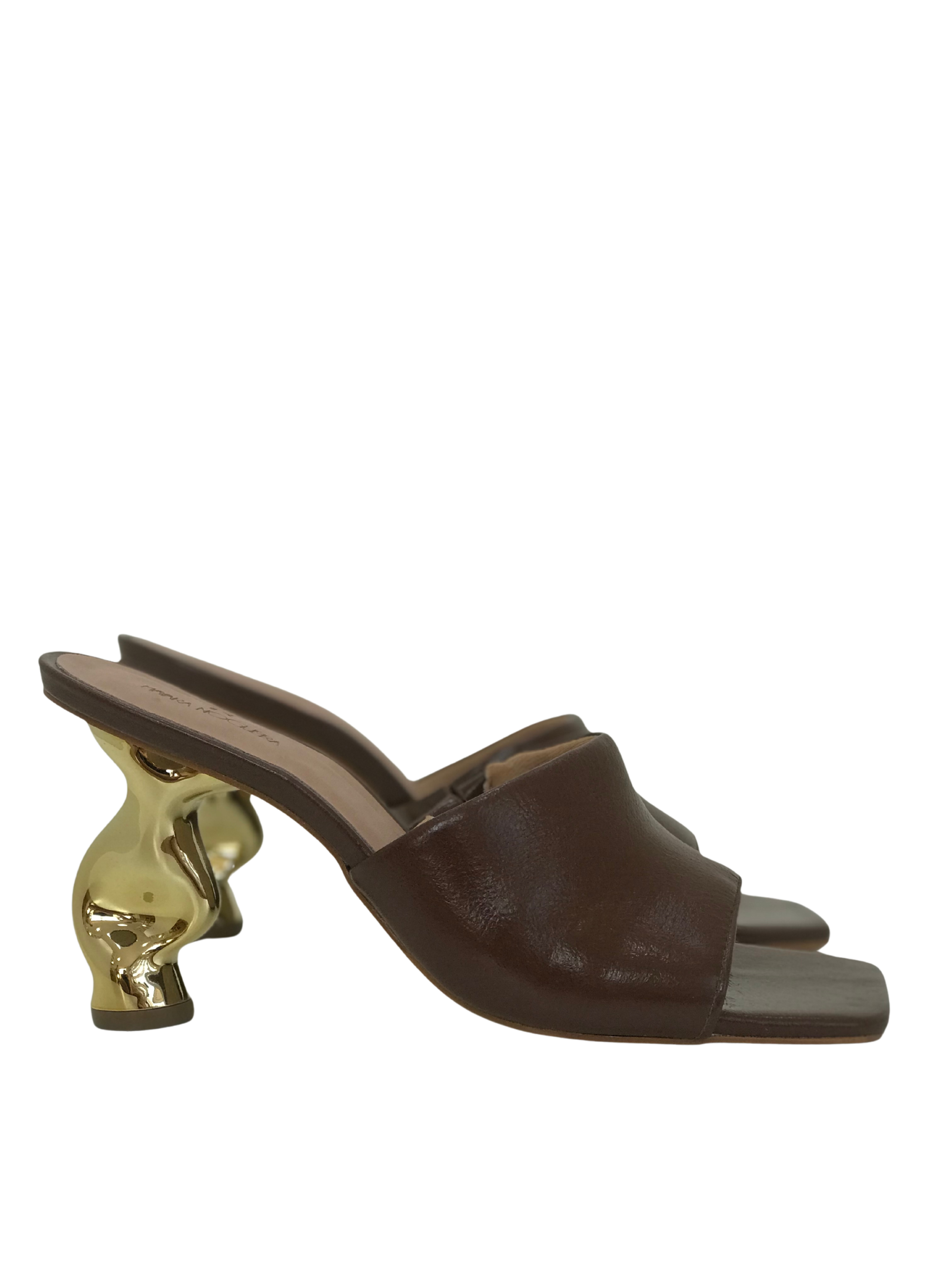 Mule Escultural Couro Chocolate com Salto Dourado