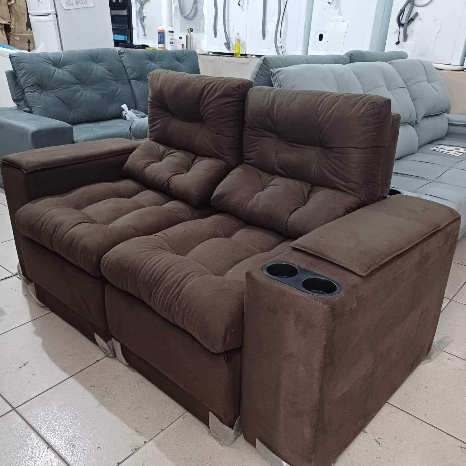 Sofá Cama Retrátil 2 Lugares Marrom Grande com Carregador e Braço Adptável