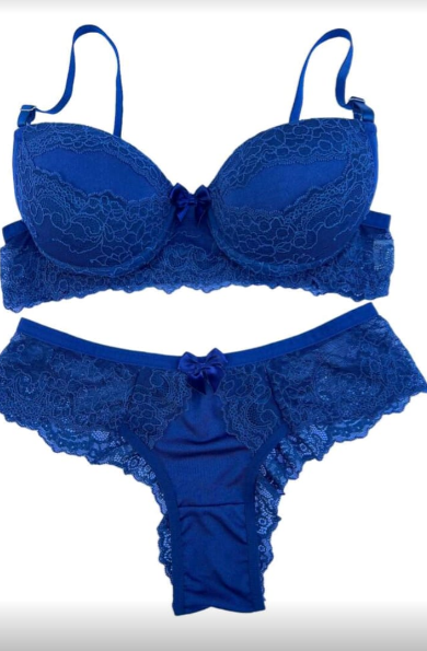 Conjunto de lingerie cor azul marinho com renda com bojo fio duplo.
