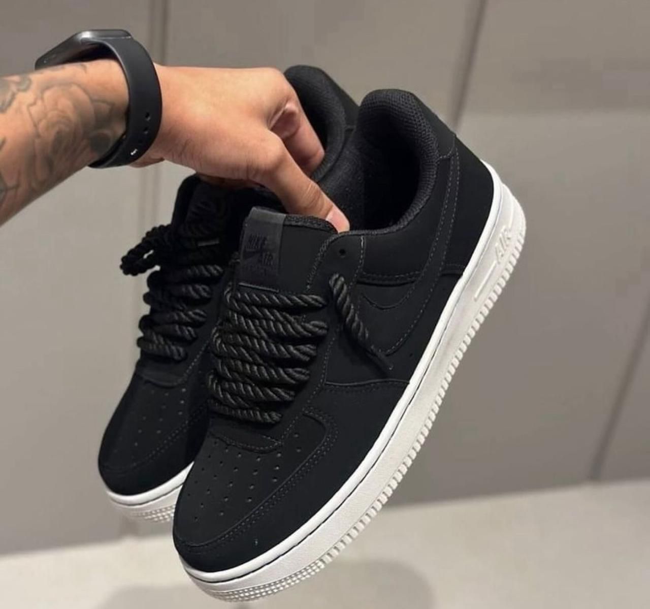 Nike Air Force - Preto/Branco - NOBUCK