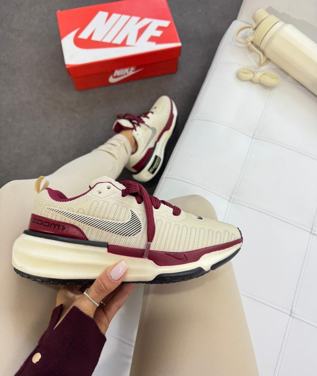 Invencible Run 3 Feminino (off/bordo)