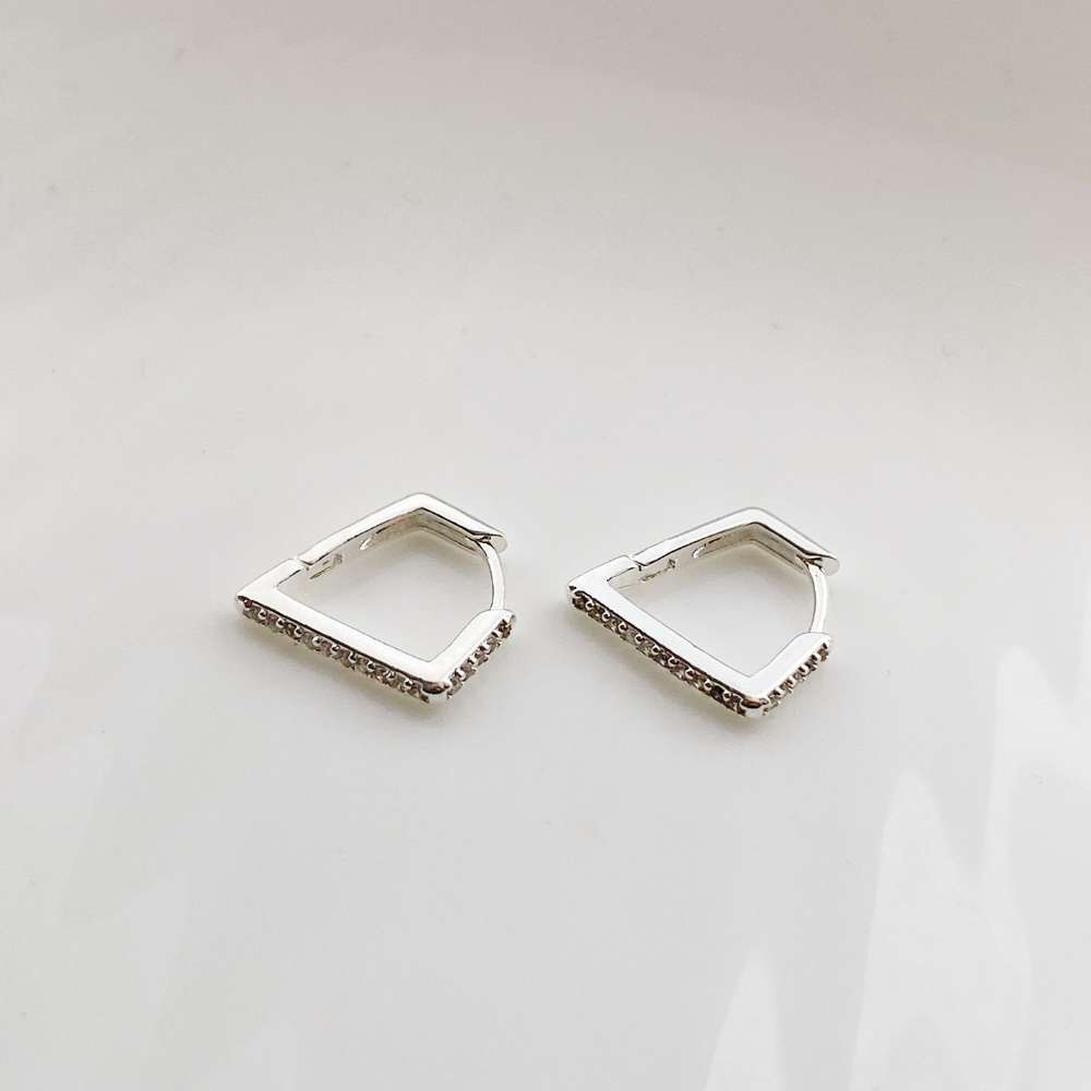 Brinco Argola de Ponta Cravejada em Zircônia Banhado a Prata