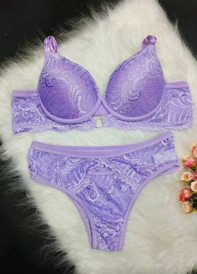 Conjuntos de lingerie cor violeta de renda com elastano e sutiã com bojo Sexys.