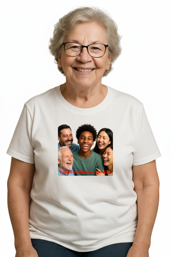Camiseta Tradicional, Gola Redonda, Casual com Estampa Toda Familia tem um afrô