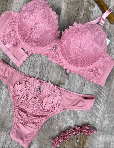 Conjunto de lingerie plus size cor Rosa chiclete sutiã forrado.