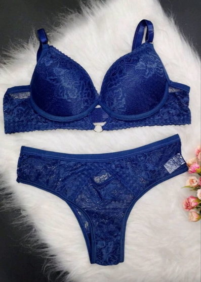 Conjunto de calcinha sutiã rendado com azul marinho especial.