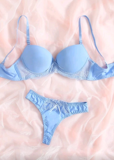 Conjunto de lingerie cor azul bebê levantador super confortável.