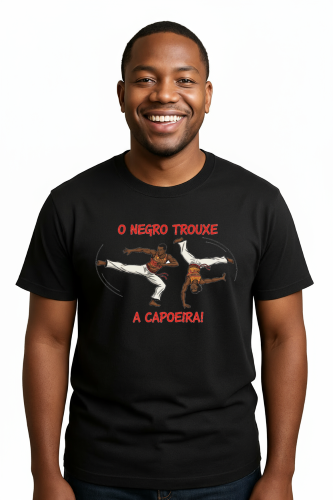 Camiseta Tradicional, Gola Redonda, Casual com Estampa O Negro e a Capoeira