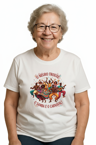 Camiseta Tradicional, Gola Redonda, Casual com Estampa O Negro e o Carnaval