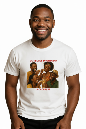 Camiseta Tradicional, Gola Redonda, Casual com Estampa O Negro e a Cachaça