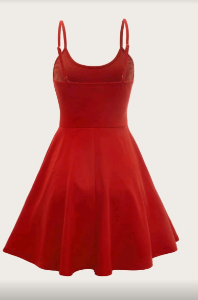 Vestido de alcinha fina cor vermelha.