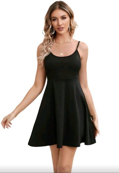 Vestido preto de tirinhas curto  Cor preta.