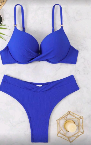 Biquíni feminina cor azul marinho.