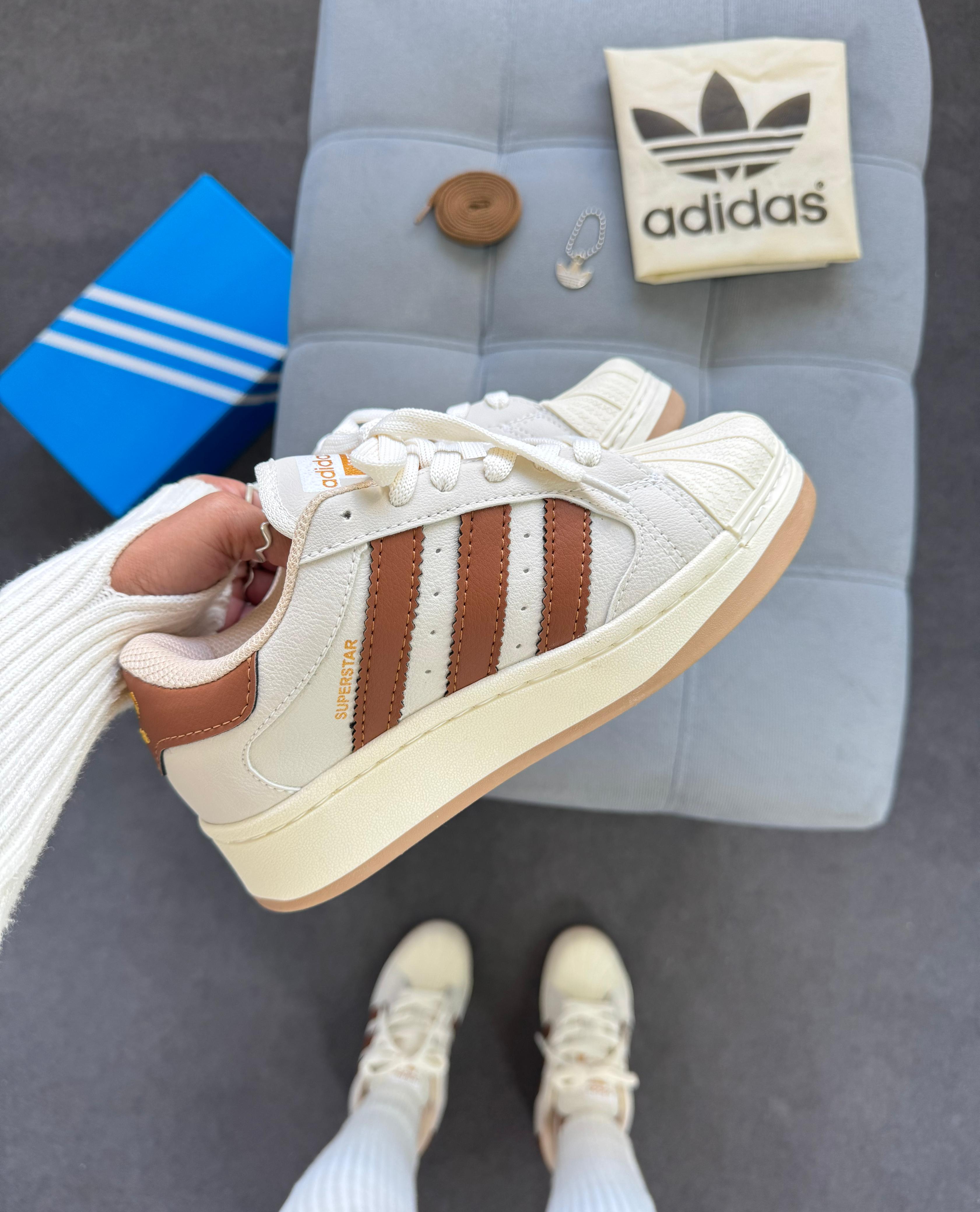 SUPERSTARS PLATAFORMA OFF CARAMELO
