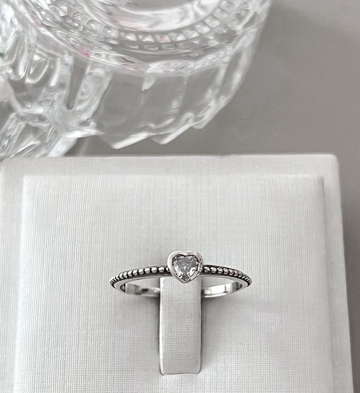 Anel envelhecido pedra coração pequeno