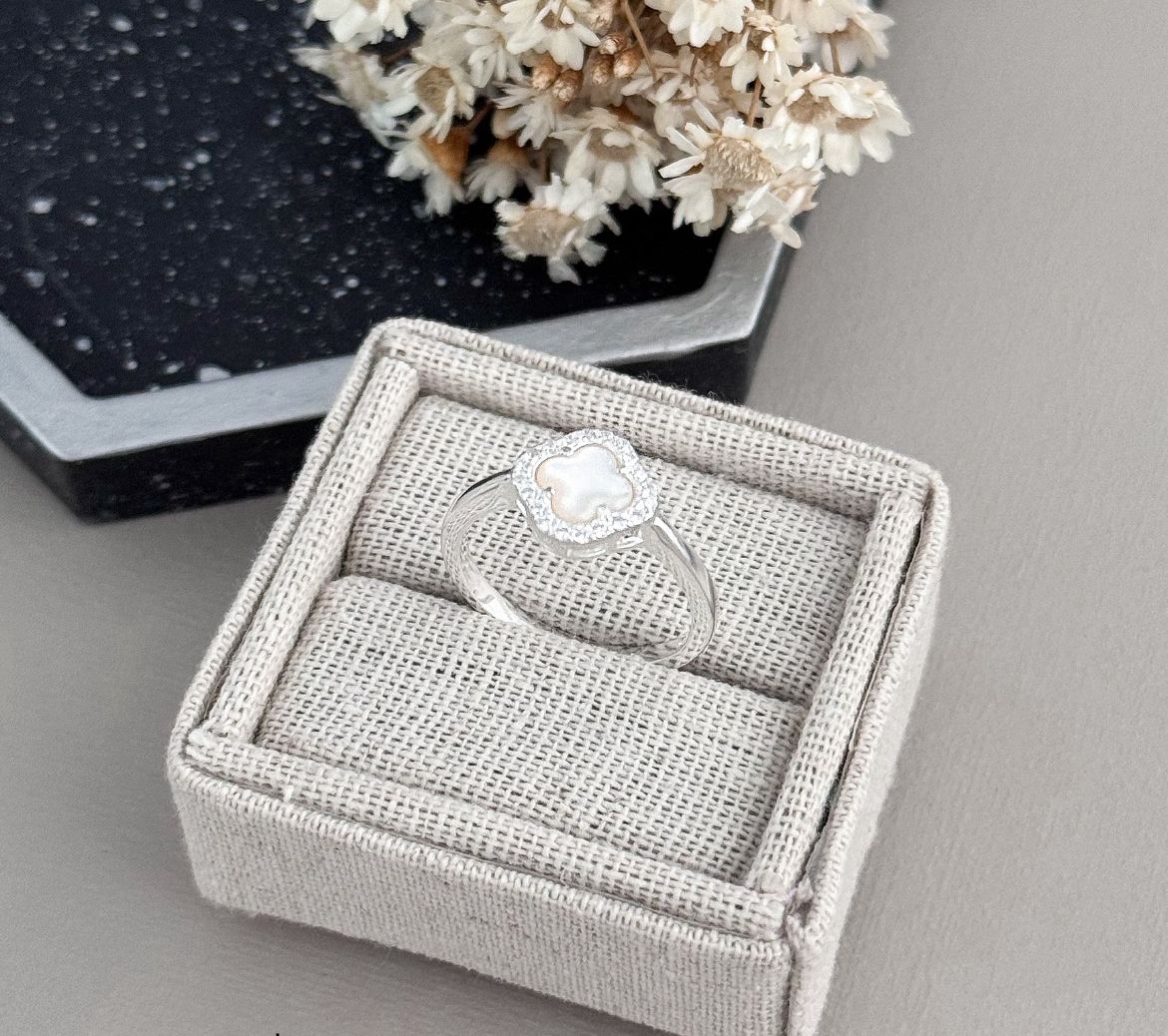 Anel Van Cleef madre perola com cravejado