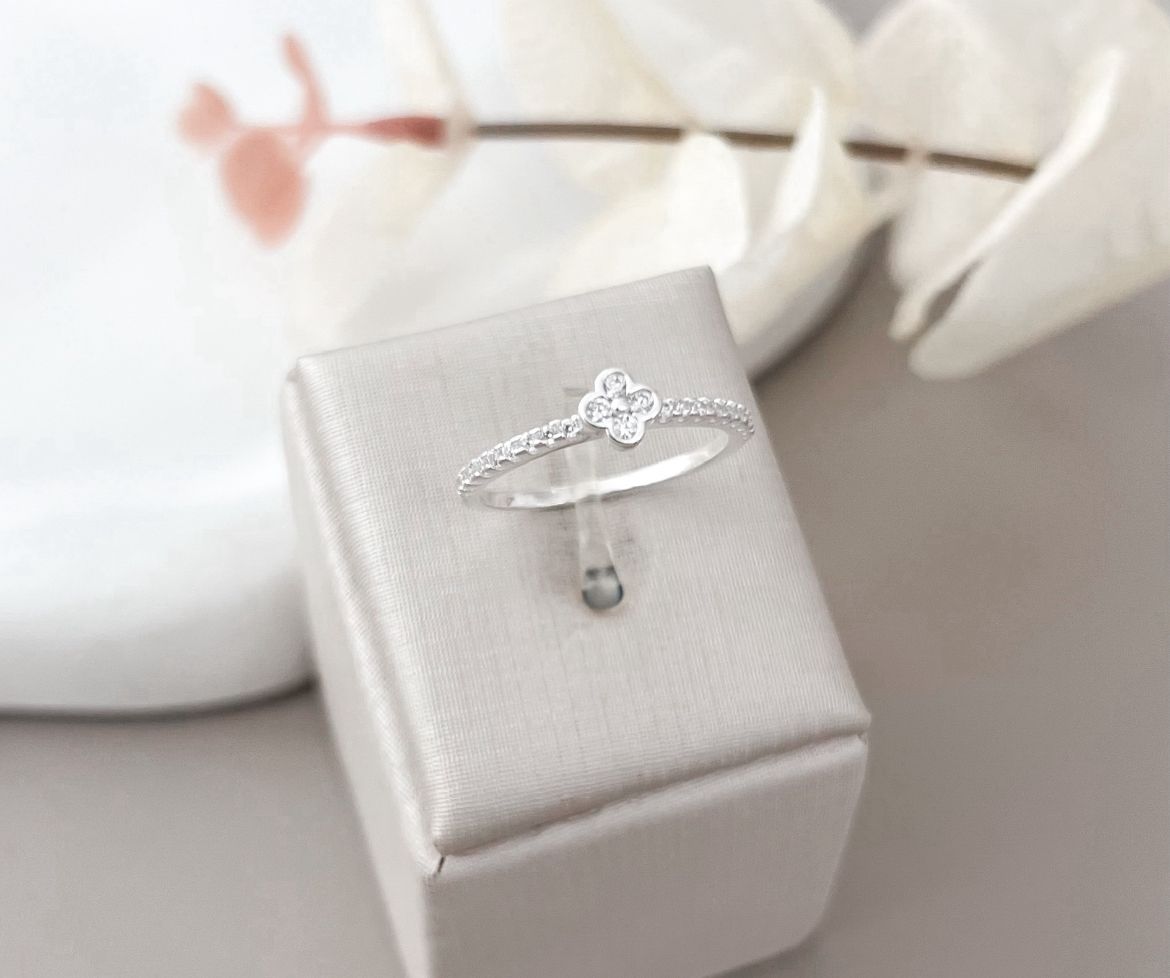 Anel van cleef trevo pequeno cravejado