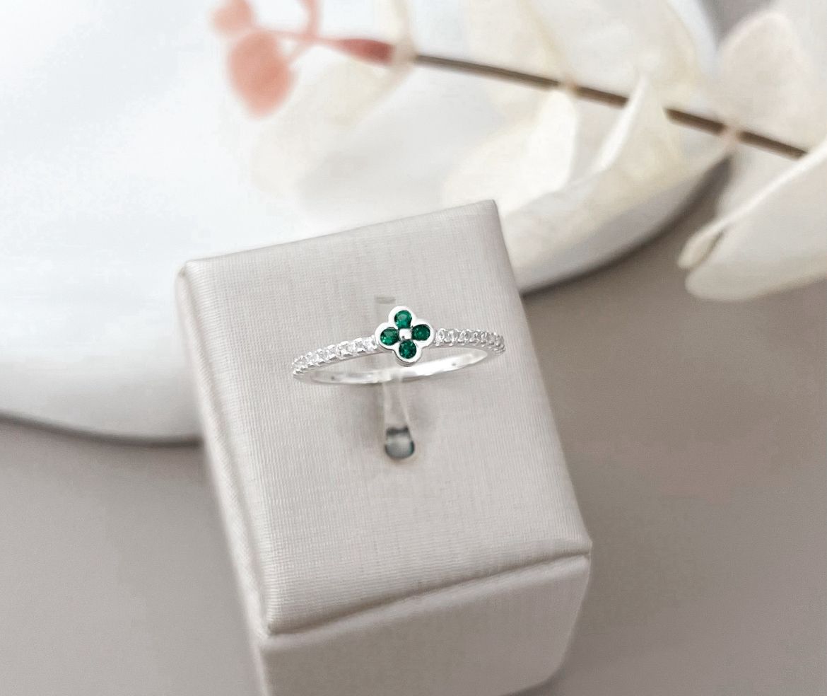 Anel van cleef pequeno verde