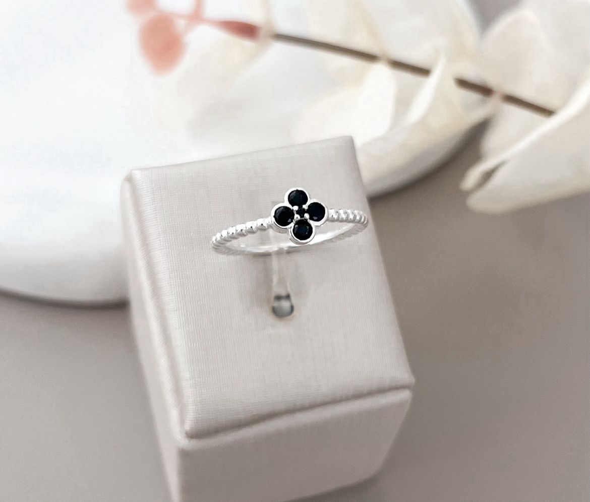 Anel van cleef trevo pequeno preto