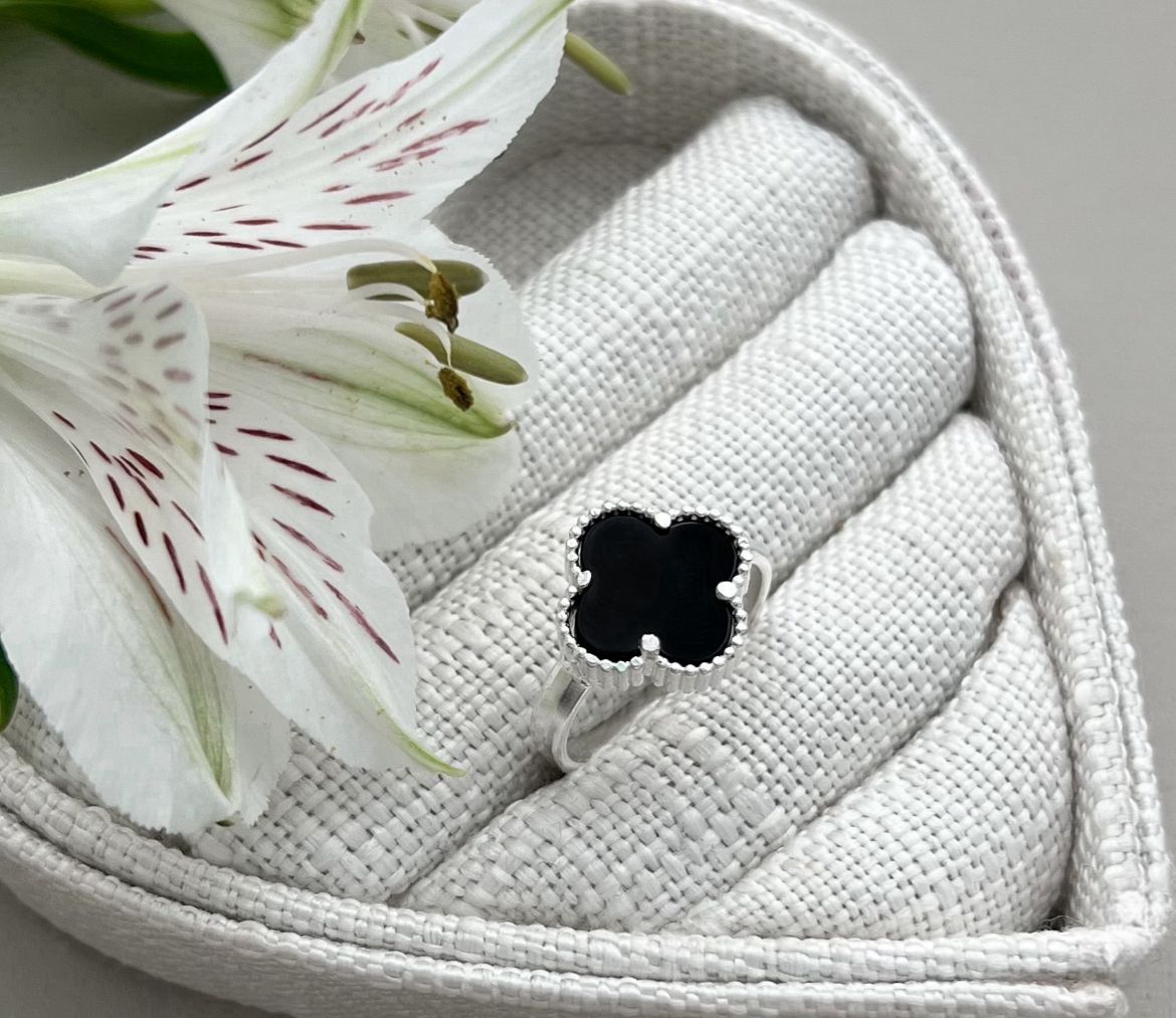 Anel van cleef trevo grande preto