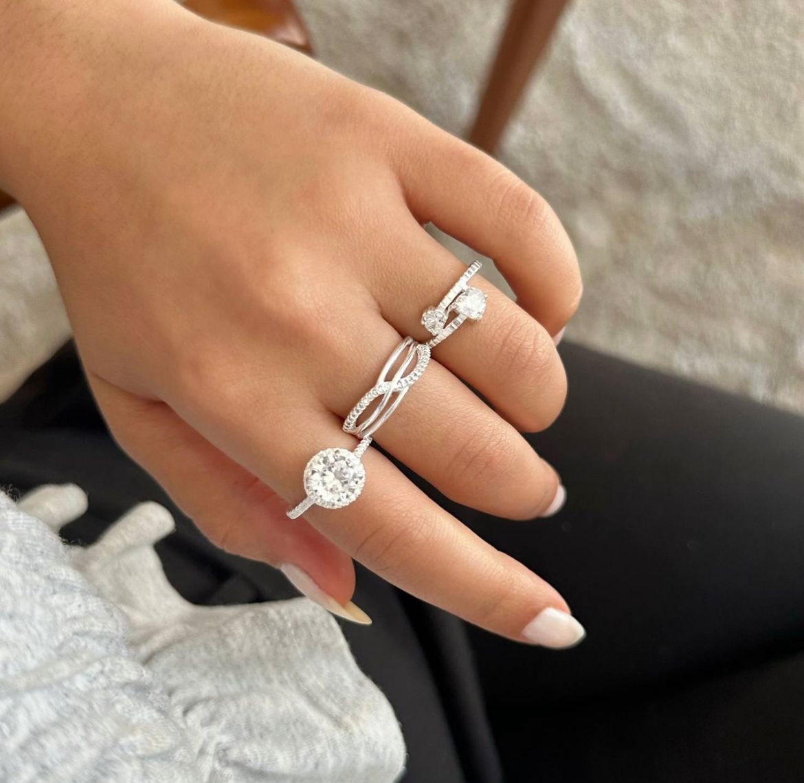 Anel tres fios com fio cravejado no meio ondulado