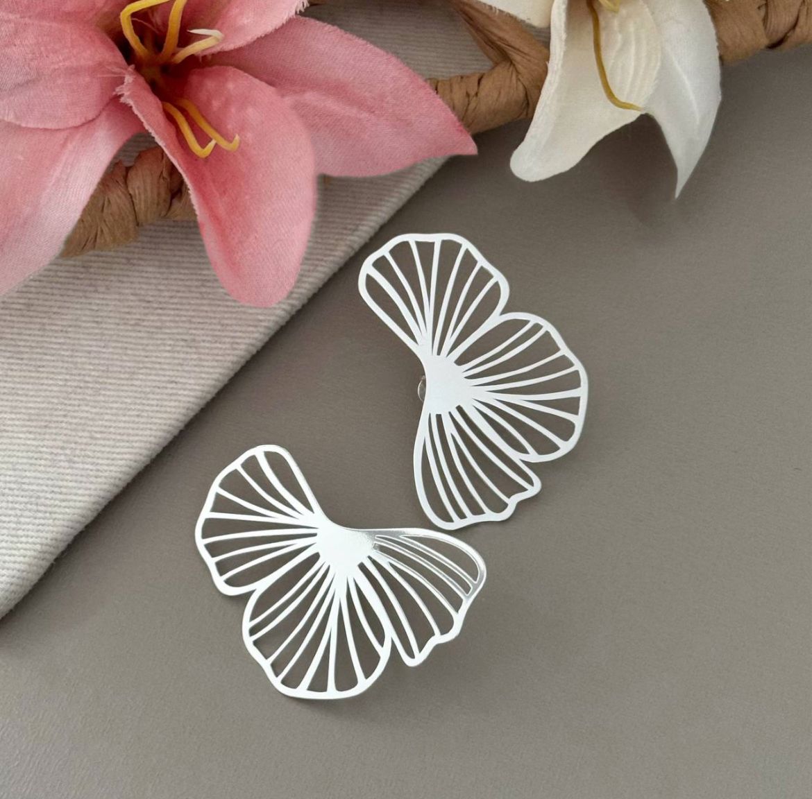 Brinco meia flor vazada