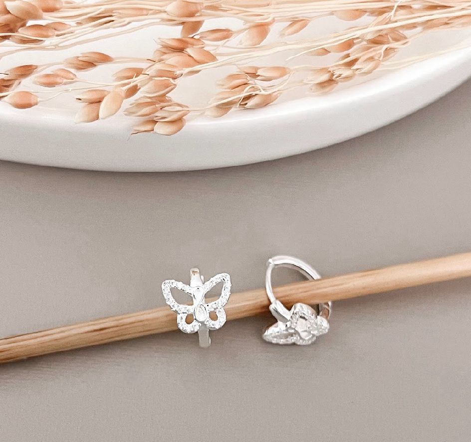 Argolinha borboleta vazada cravejada