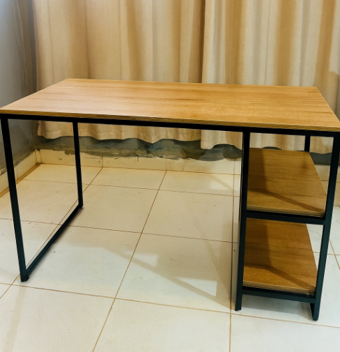 Mesa Industrial com Prateleiras Laterais - 1,20