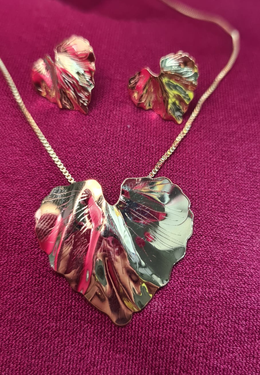 cod 53 - Conjunto de coração folha ( Banhado a ouro 18k)