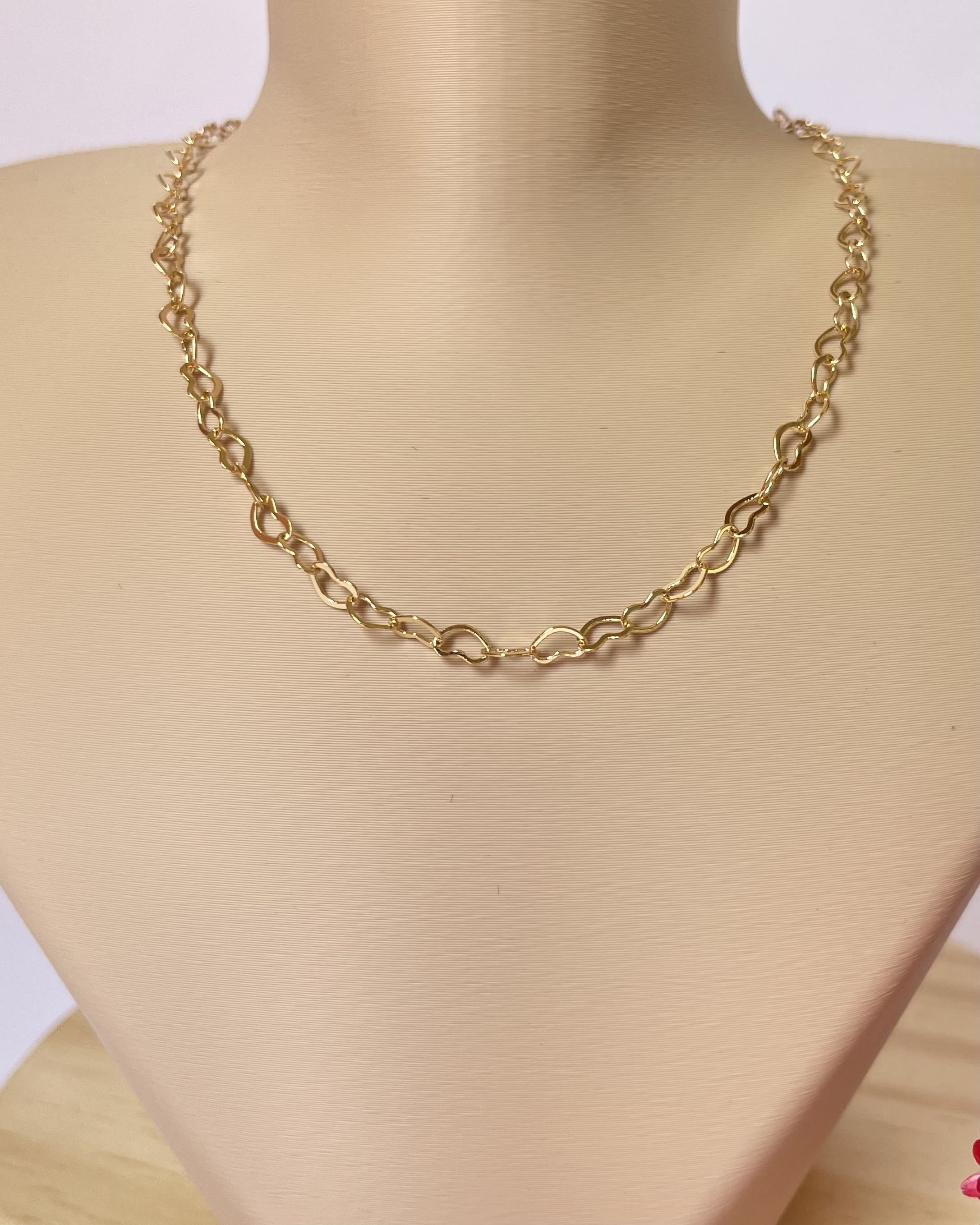 Choker Corrente de Coraçõezinhos Folheada   Delicada e Moderna