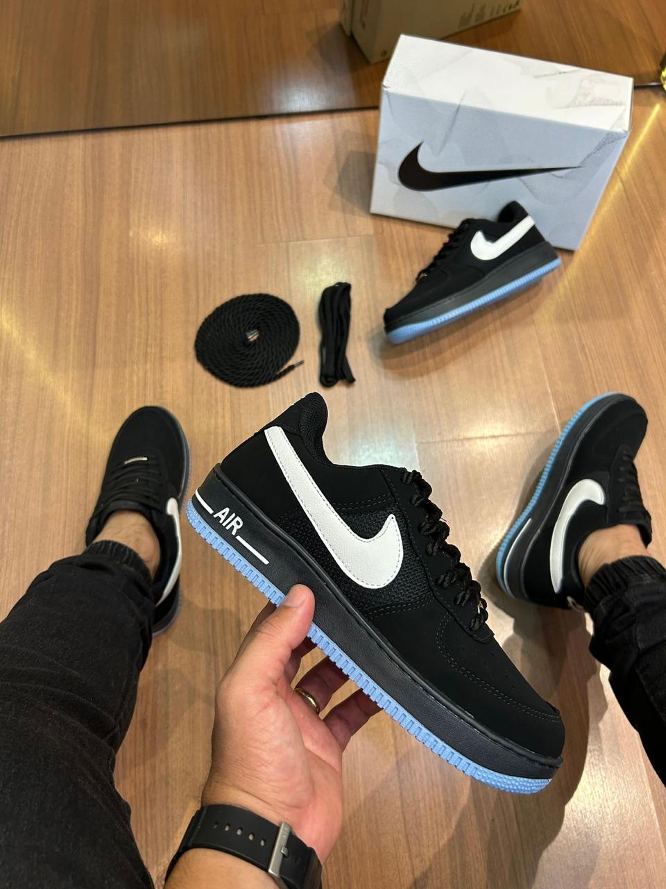 Nike Air Force 1 | Preto, Branco e Azul