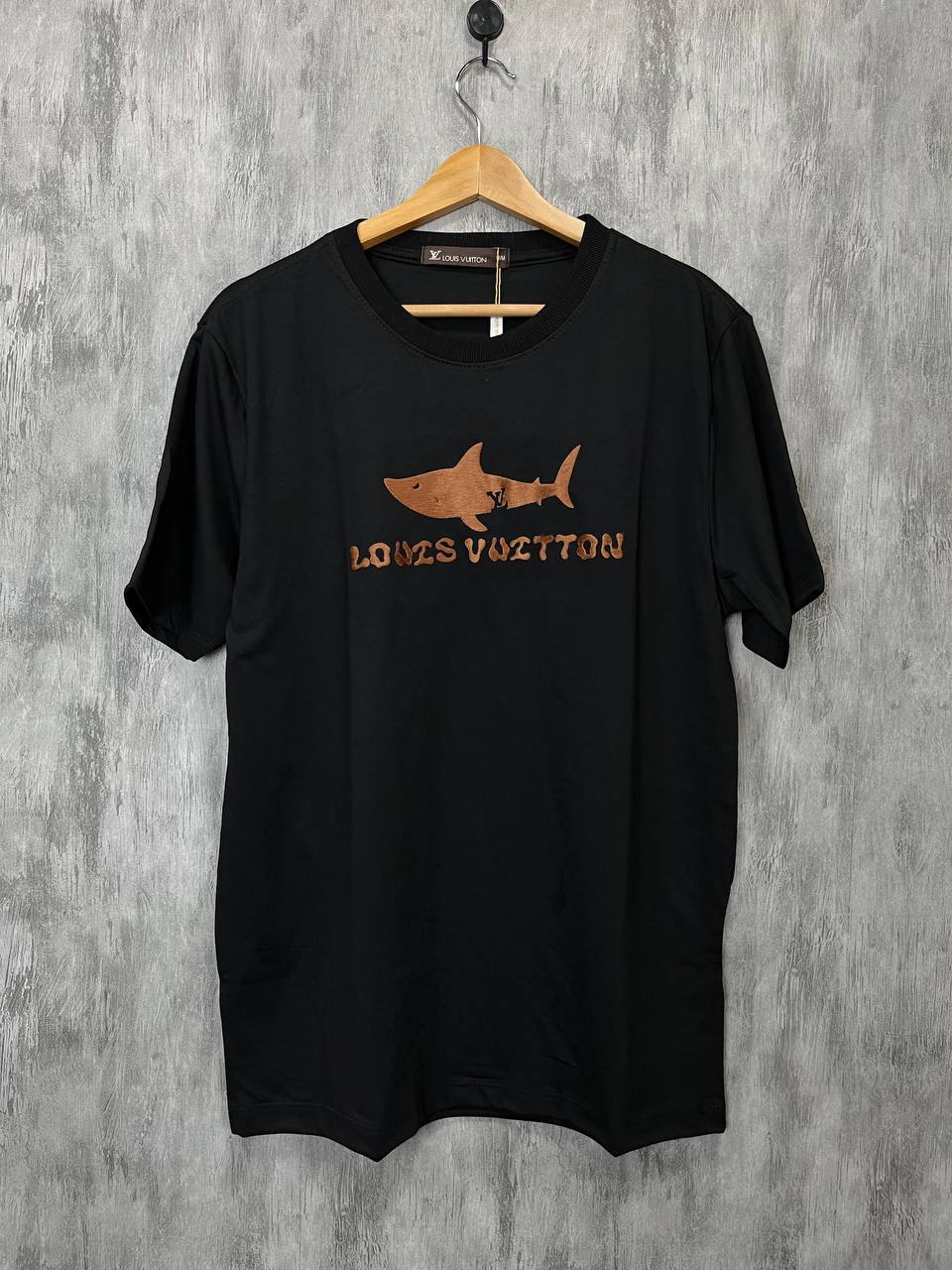 CAMISETA LV TUBARÃO