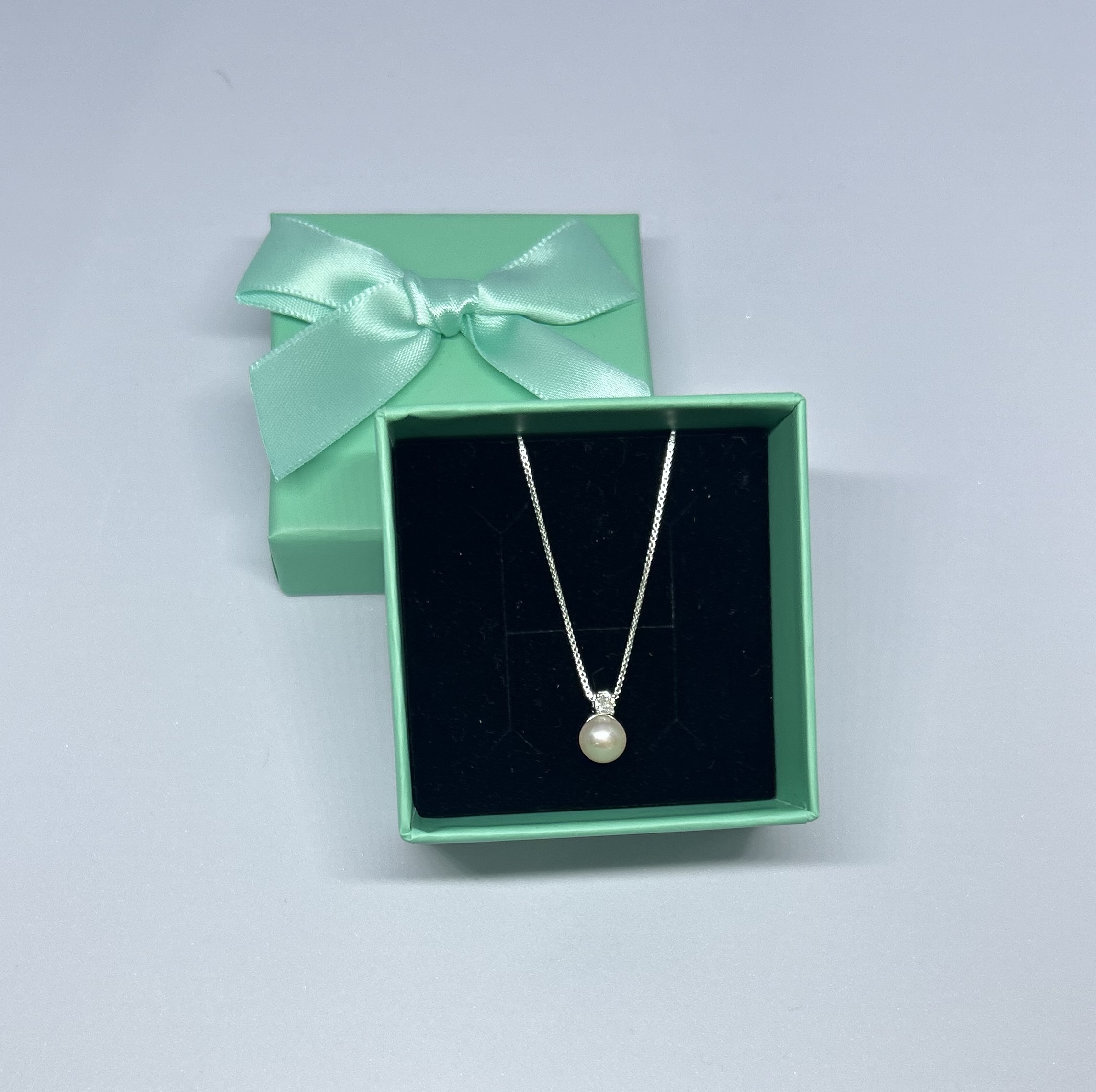 GARGANTILHA COM PEROLA BIWA 6,00mm E ZIRCÔNIA