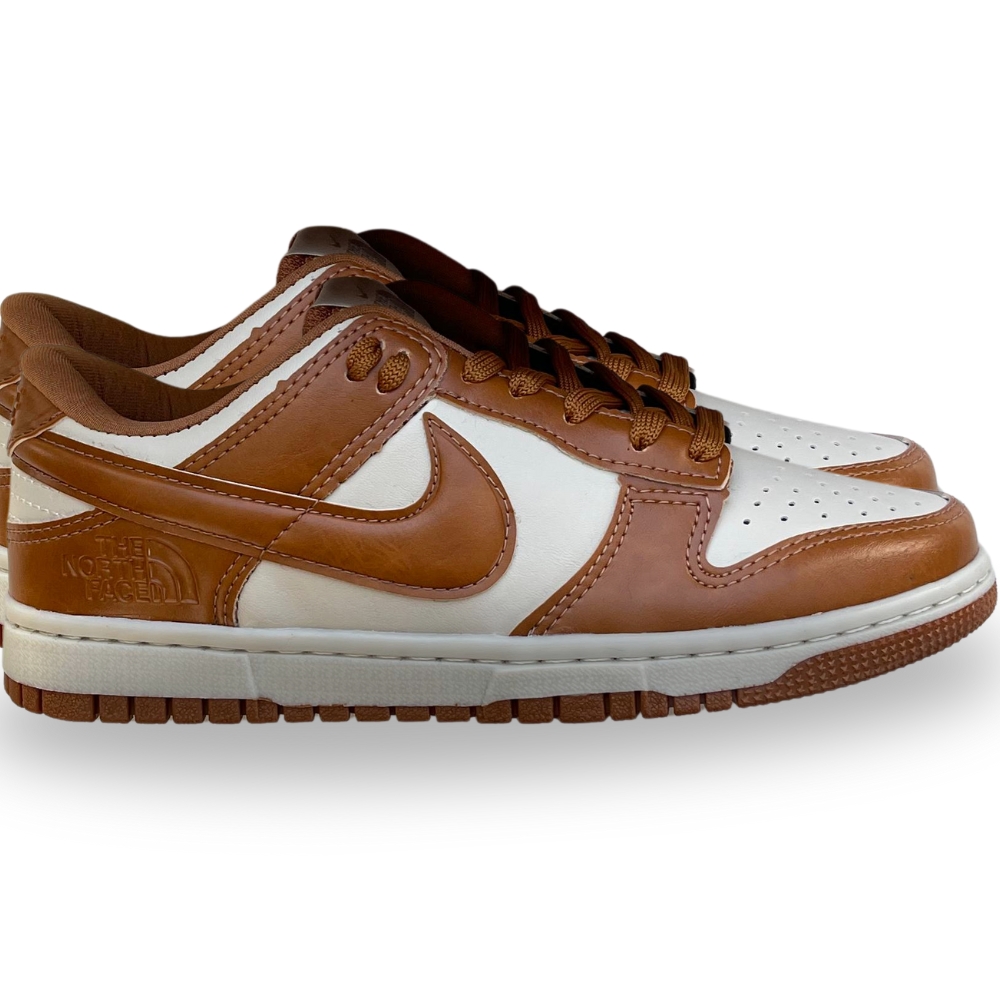 Nike SB Dunk Low The North Face Caramelo (2 pares de cadarço + 1 Chaveiro)