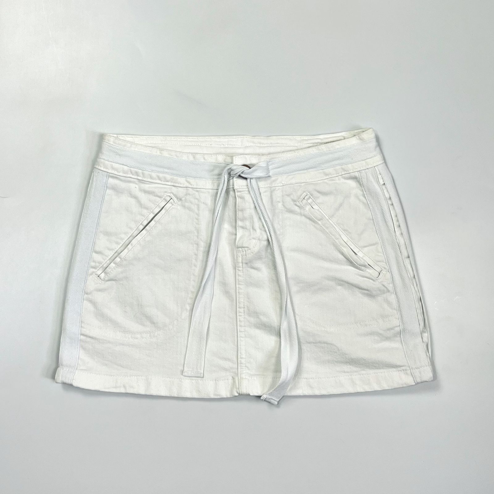 (36/38) Mini saia jeans branca y2k com detalhes em faixas