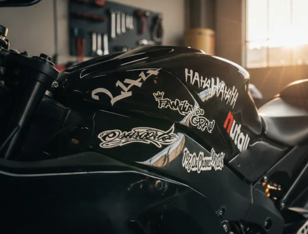 Kit (2) 6 Adesivos BRANCOS Motos Capacetes Carros 15x5cm sem fundo