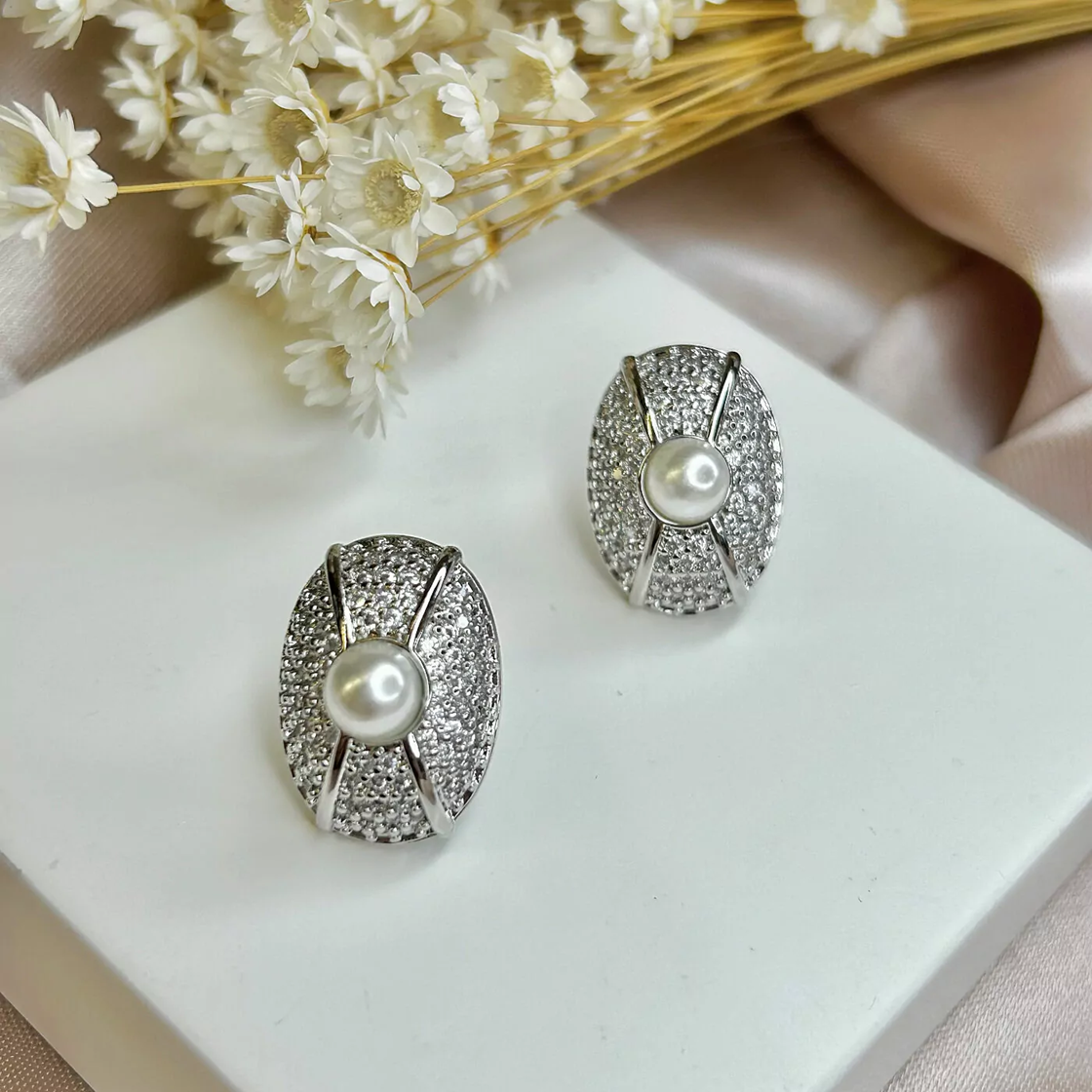 Brinco shields: banhado a ródio e com pérola shell