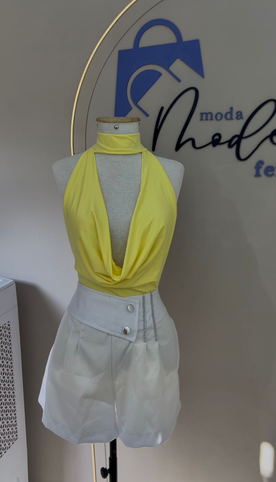 short botão com brilho