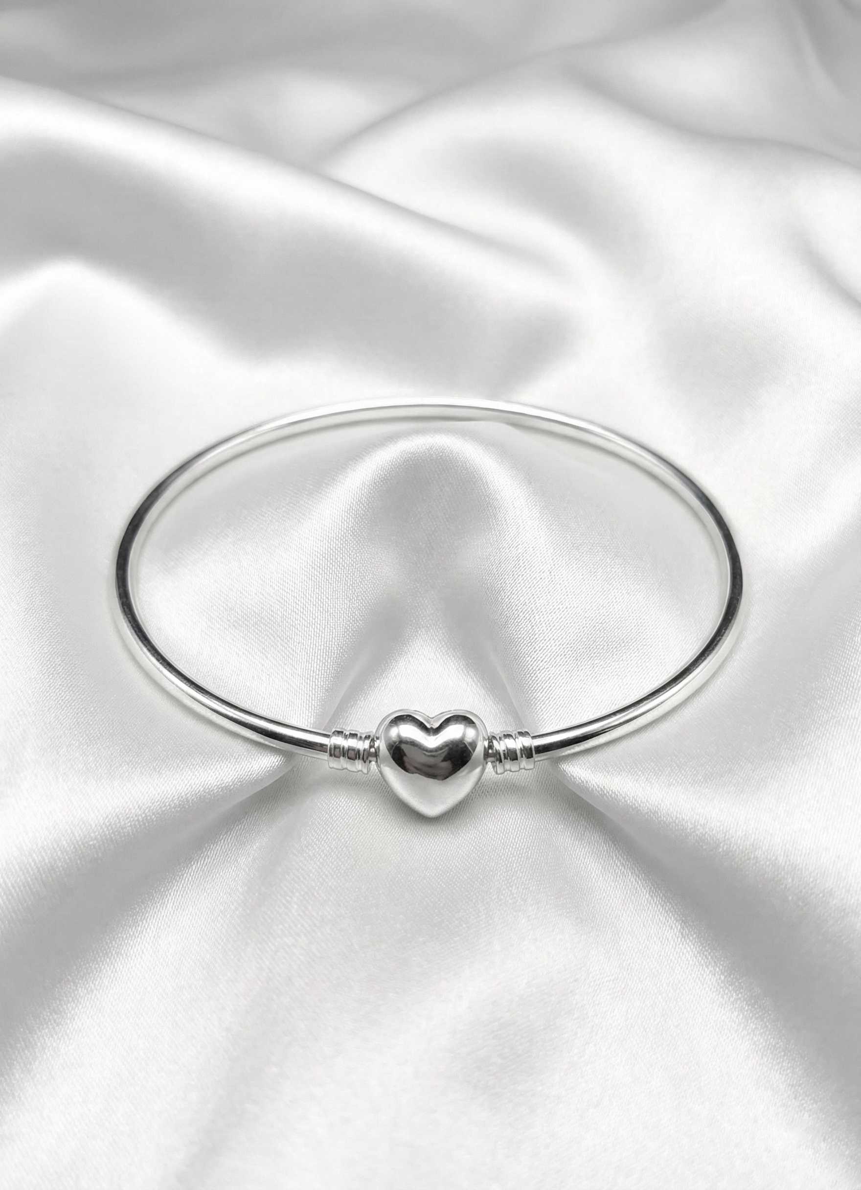 Bracelete Rígido Melitene Fecho Coração - Banho de Prata 925