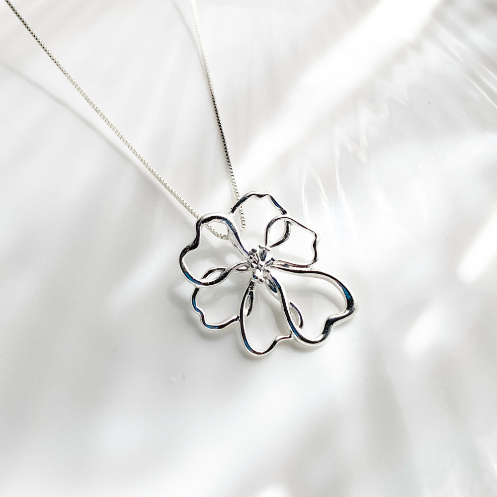 Colar de Flor Vazada Orgânica Grande Banhado a Prata