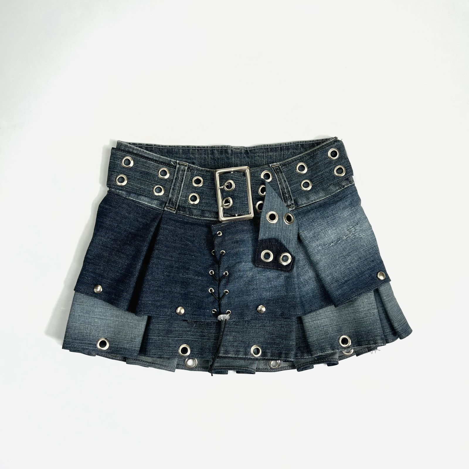 (TAM 36/38) Mini saia jeans pregas upcycling y2k com cinto artesanal e aplicações metalizadas