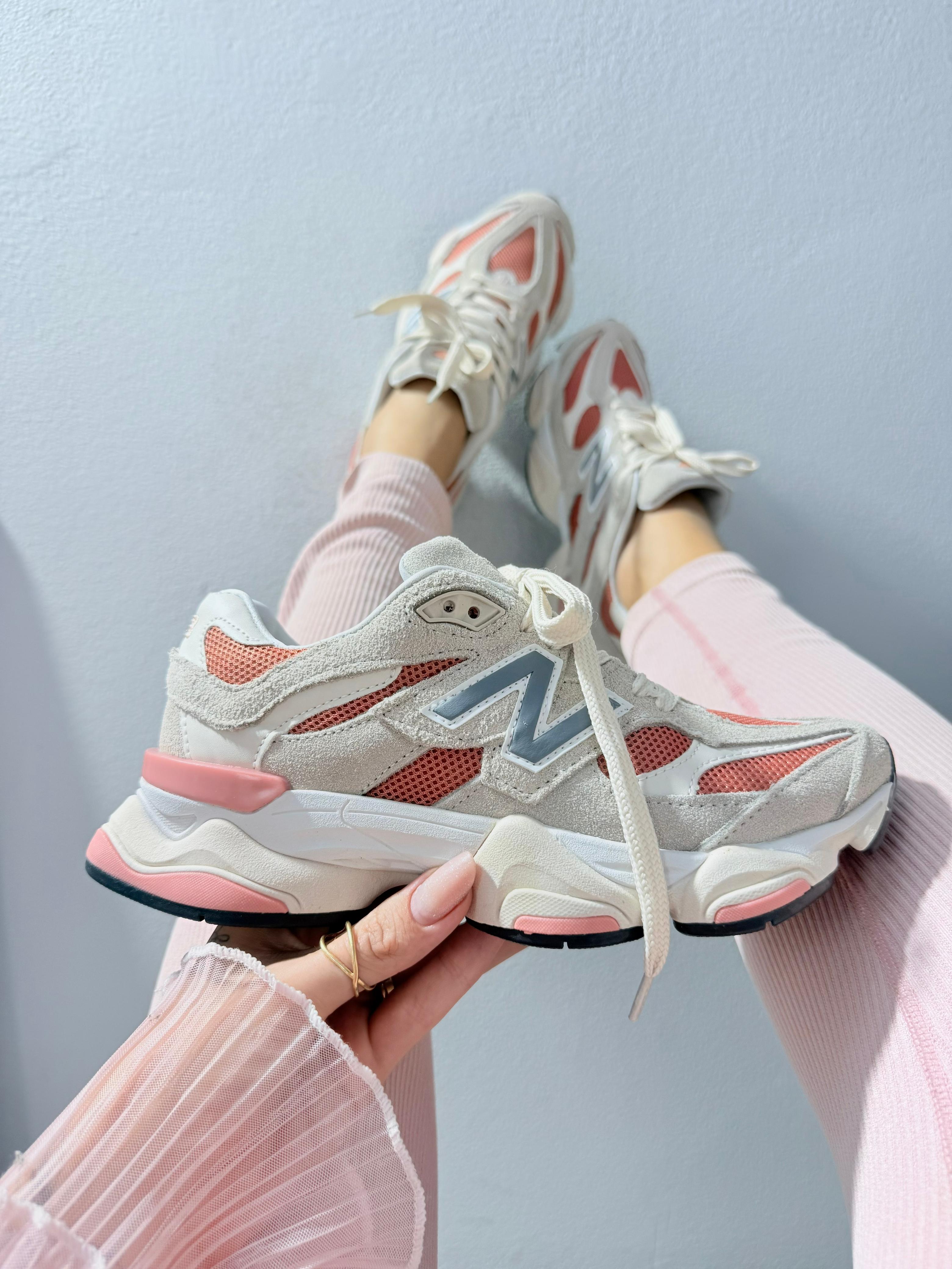Tênis Feminino New Balance 9060 Bege/Rosa em Couro Legítimo   Sneaker Exclusivo