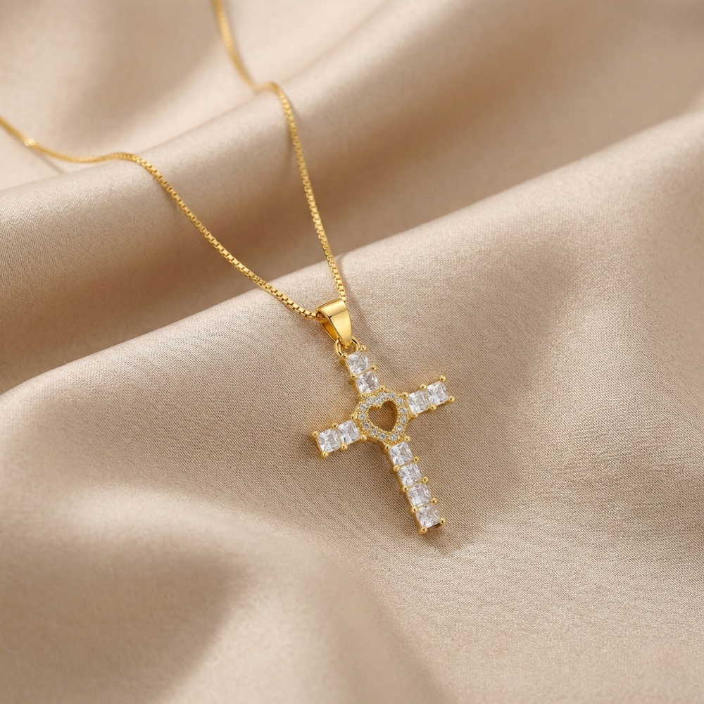 Colar Cruz com Coração + BRINDE CAIXINHA COM FLORES