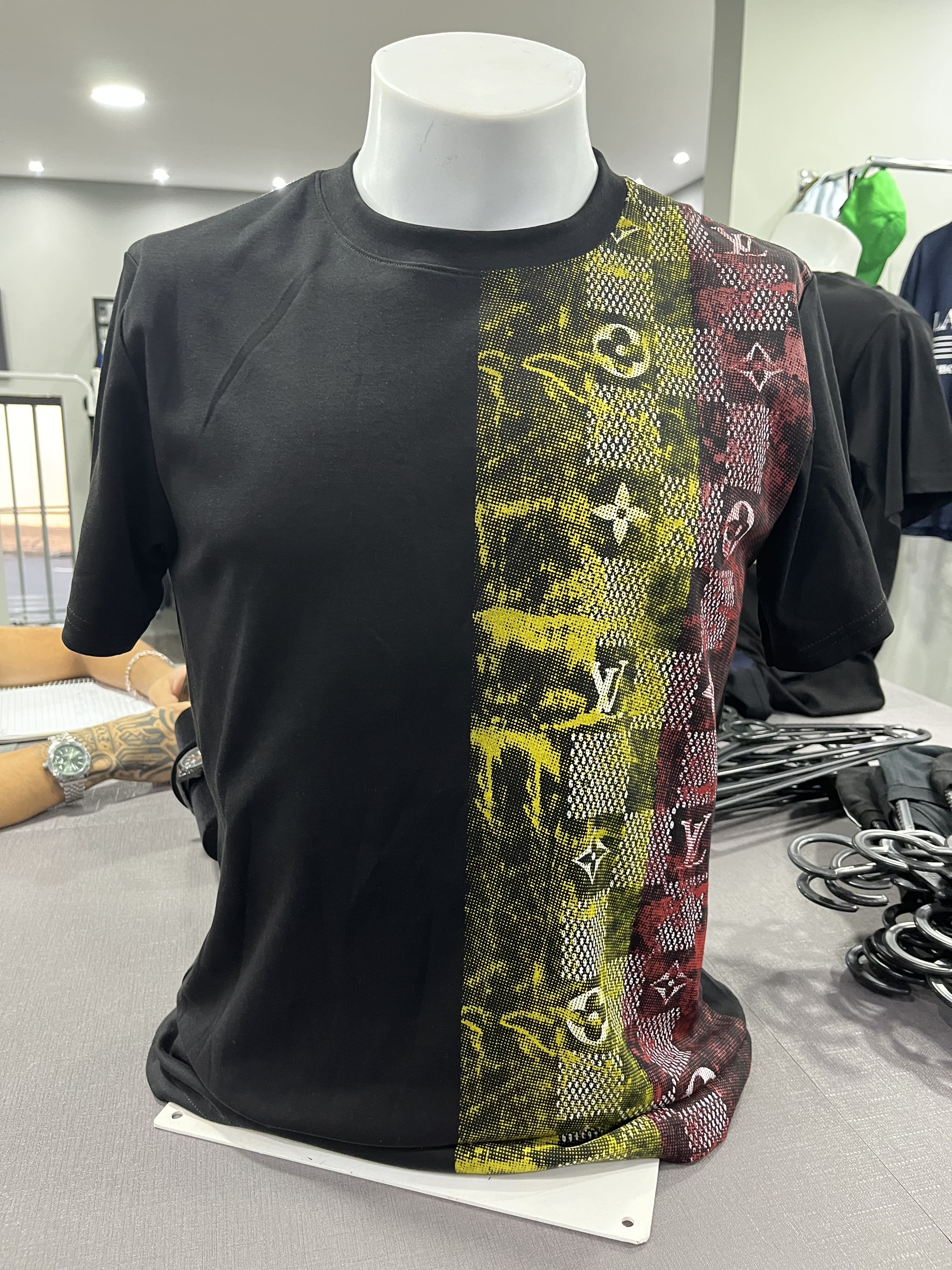 Camiseta Louis Vuitton Estampa Vertical