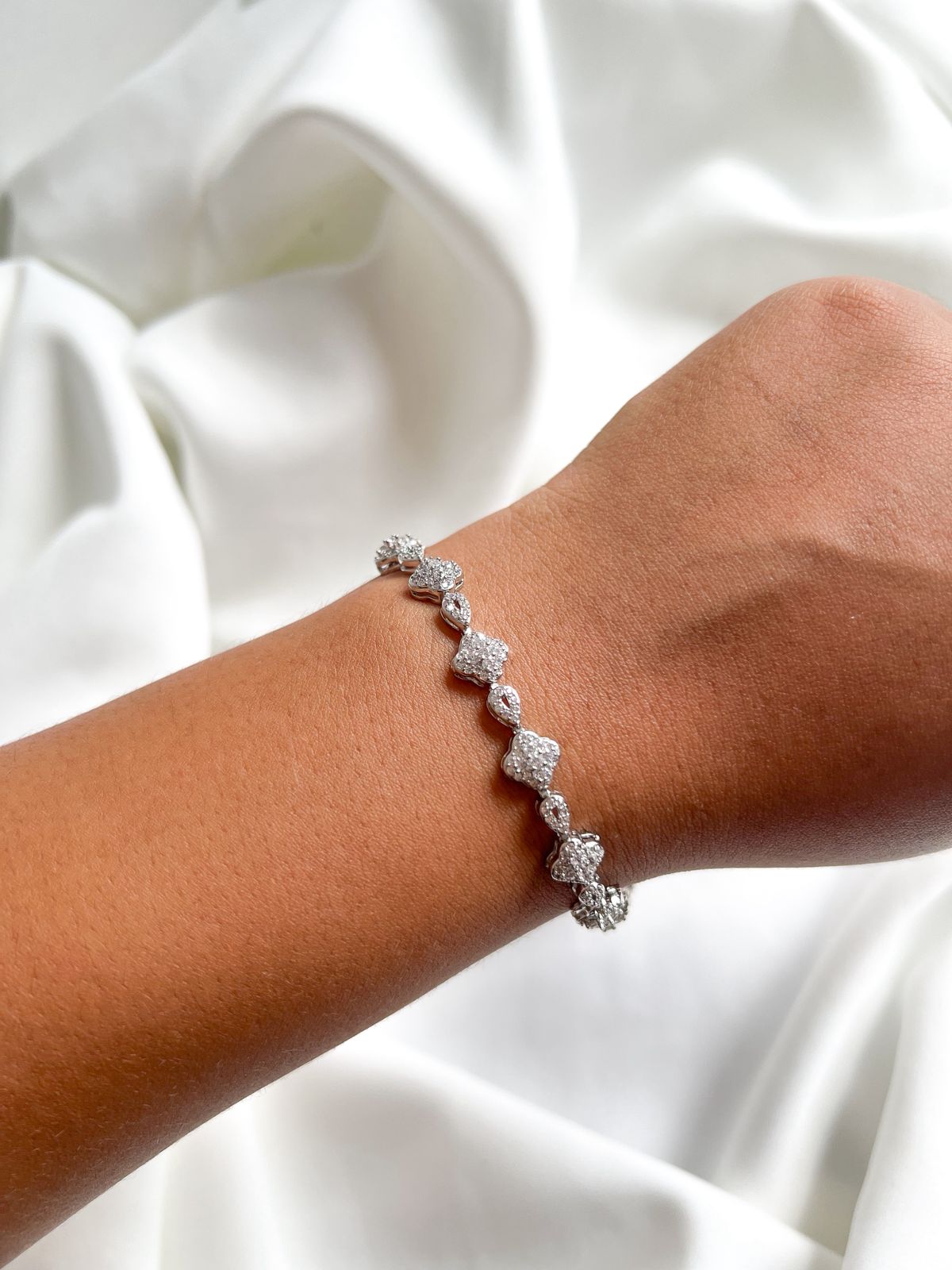 Pulseira trevos e gota cravejadas